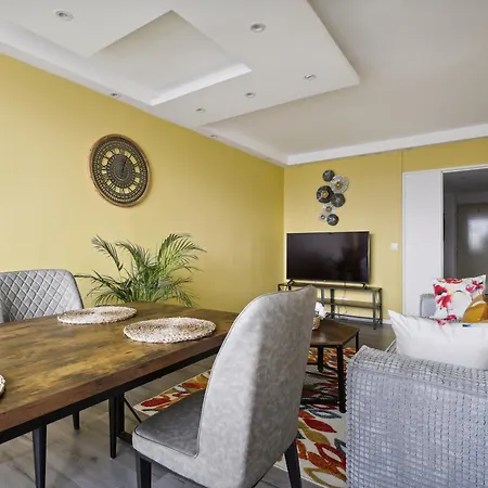 Chic And Spacious Apart With Parking Apartmán