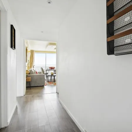 Chic And Spacious Apart With Parking