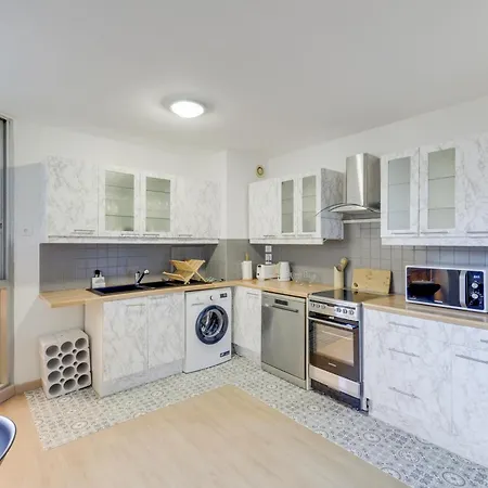 Chic And Spacious With Parking Apartman *