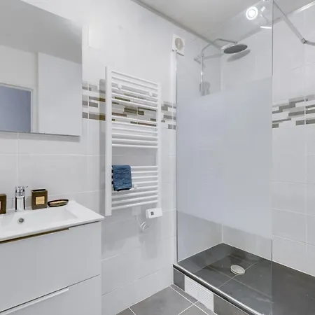 Chic And Spacious With Parking Saint-Germain-en-Laye