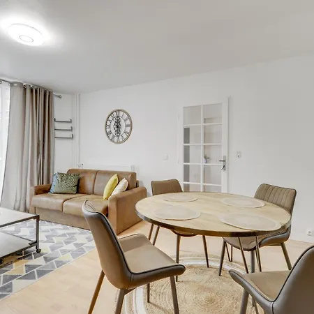 Chic And Spacious With Parking Apartman *