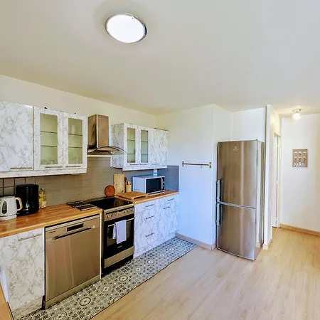 Chic And Spacious With Parking Apartman