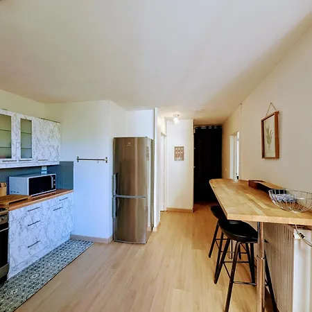 Chic And Spacious With Parking *