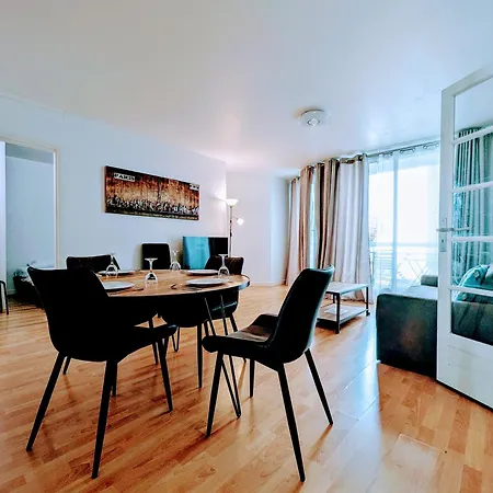Chic And Spacious With Parking Apartman *