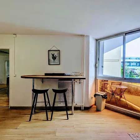Chic And Spacious With Parking *